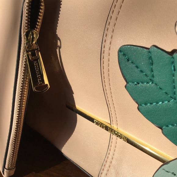 Steven Madden Beige Tote w gold spikes - Picture 2 of 5